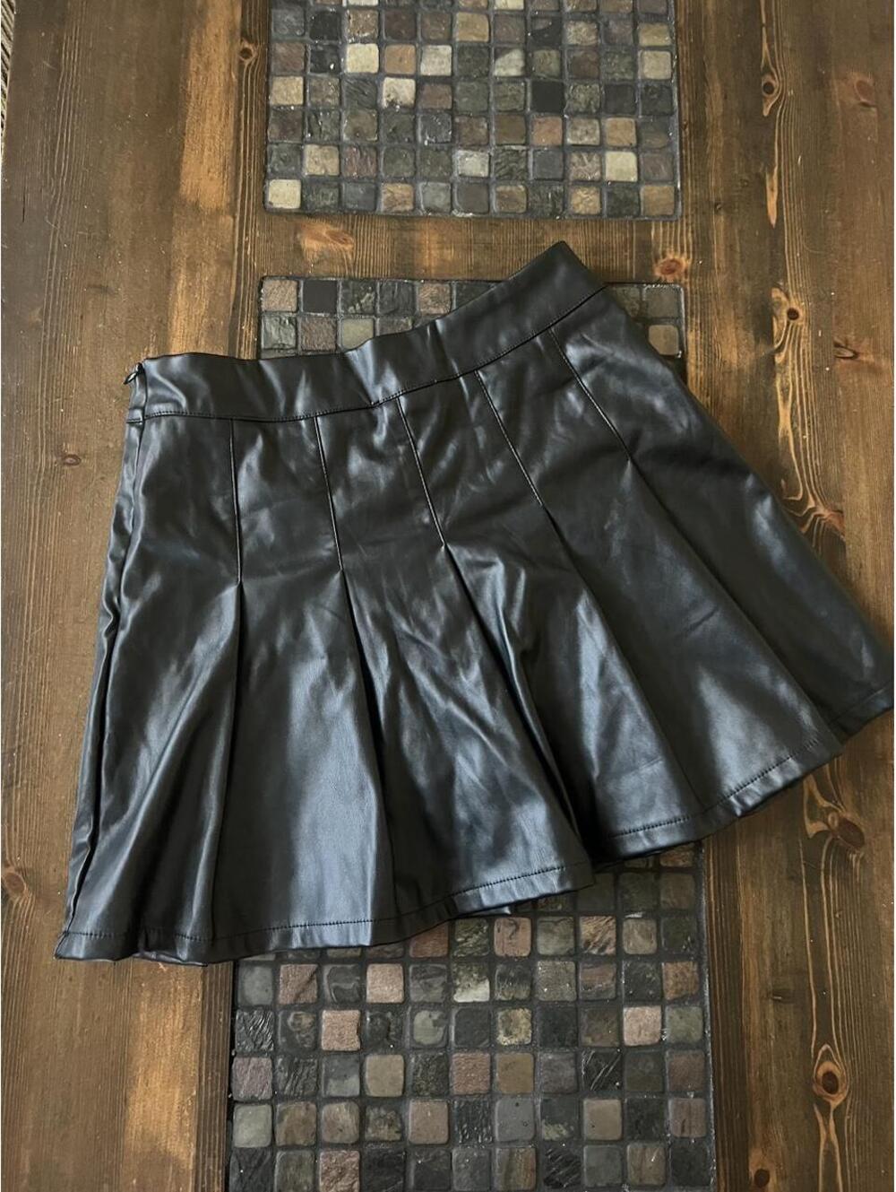 Fashion Nova Black Faux Leather Pleated Skater Skort Size Small š¤ - Picture 4 of 8